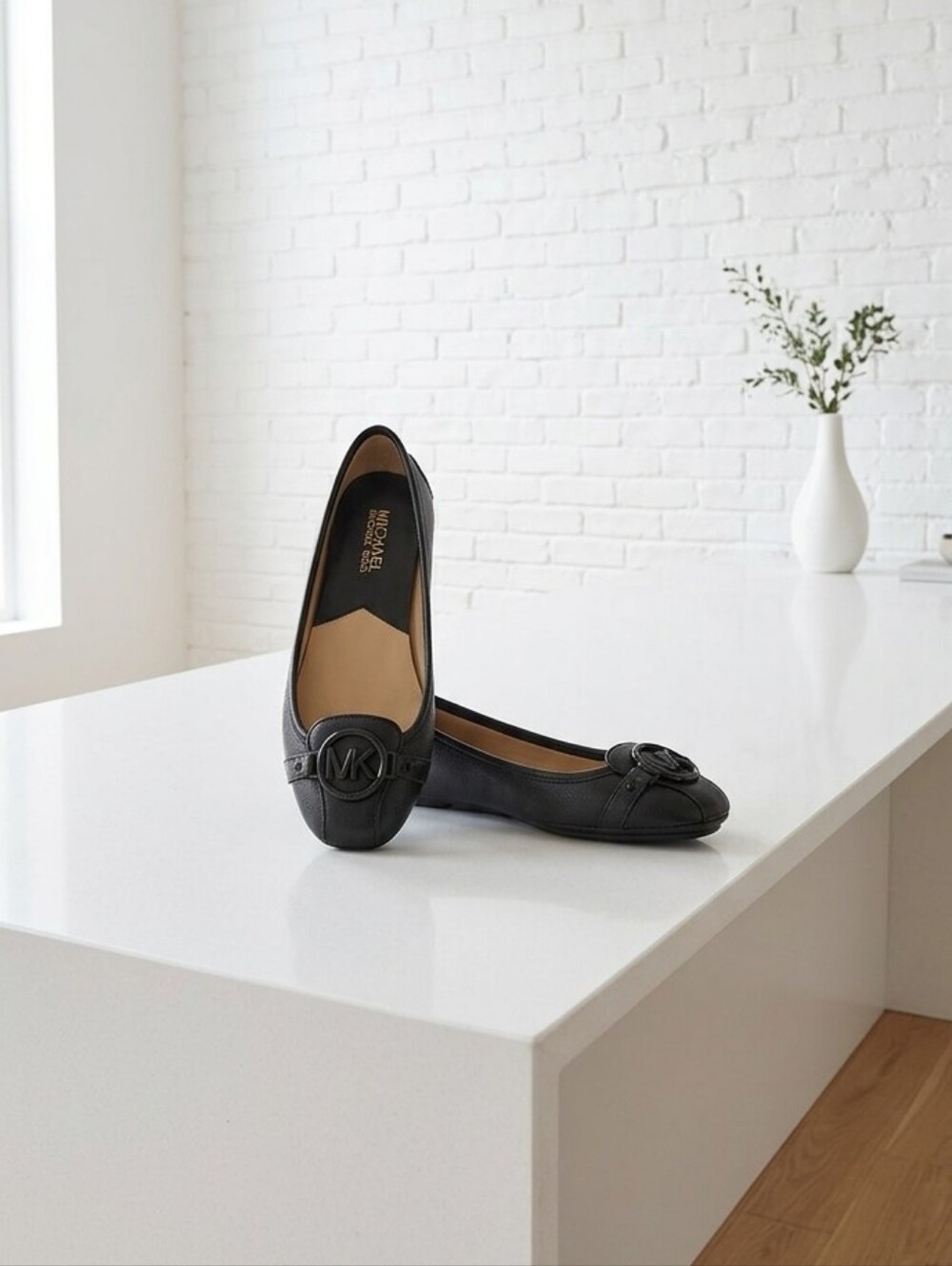 MICHAEL Michael Kors Fulton Moccasin flats in black tumbled leather.size 6